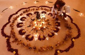 Toni Pahr creating a natural mandala